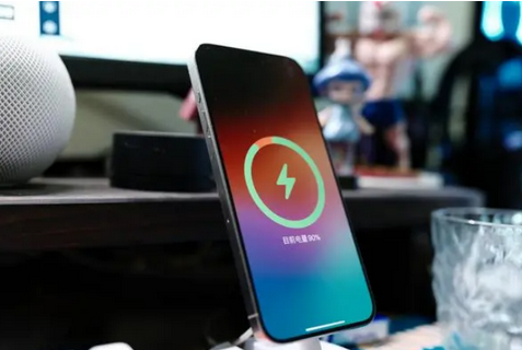 彭场镇苹果15换屏服务分享用什么充电器给iPhone15充电更好 
